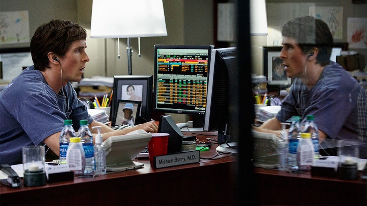 Christian Bale interpreta Michael Burry, gestor que previu a bolha de 2008, e após 10 anos, se mostra otimista com o mercado imobiliário dos EUA.