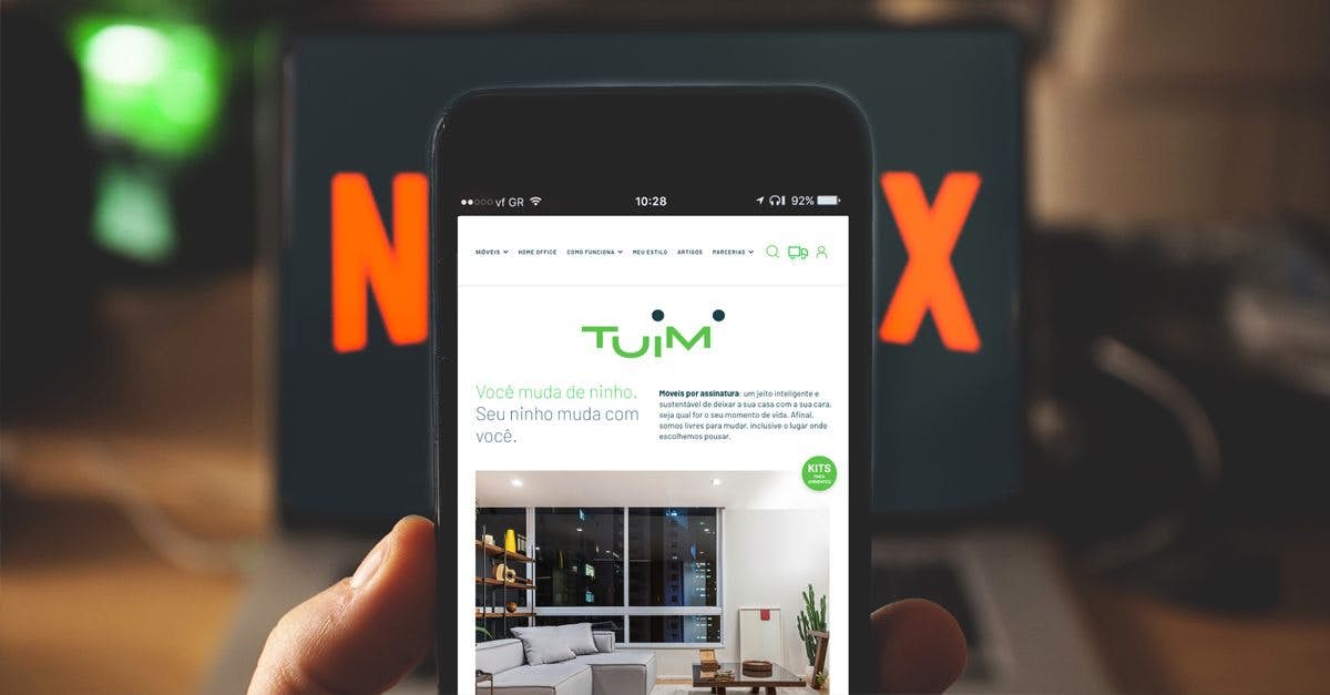 Tela de celular mostrando a plataforma Tuim em primeiro plano. Ao fundo, um notebbok aberto na Netflix enfatiza o avanço dos modelos de negócios por assinatura.