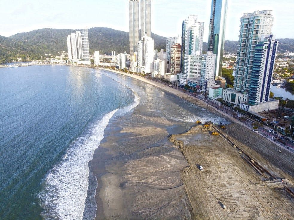 Extensão da faixa de areia da praia de Balneário Camboriú.