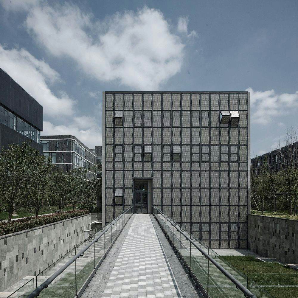 Edifício Can Cube com fachada feita totalmente coberta por latas de alumínio. Fonte: Archdaily