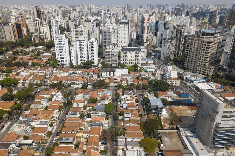 Bairro Vila Nova Conceição em São Paulo com paisagem delimitada ao fundo por edifícios e a frente por casas.