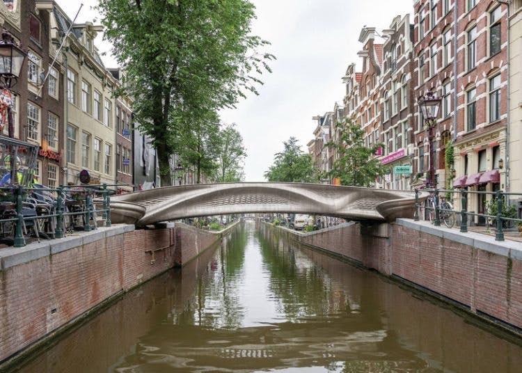 Primeira ponte de aço impressa em 3D instalada sobre o canal Oudezijds Achterburgwal em Amsterdã.