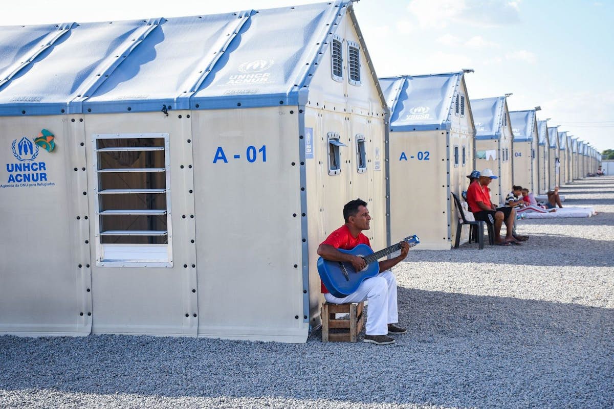 Fotografia de campo com moradias temporárias para refugiados venezuelanos.